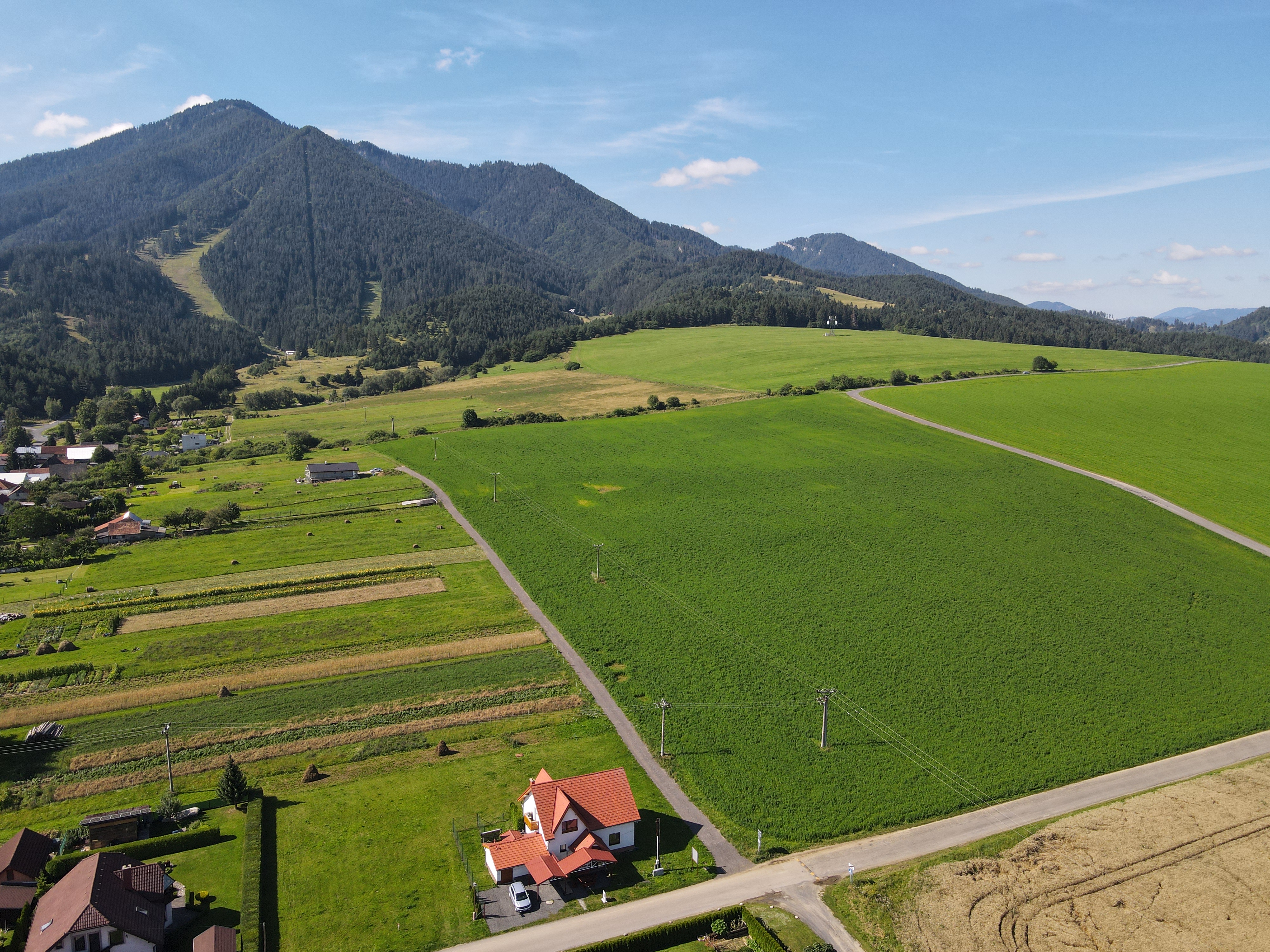 Okolie z dronu a pohľad na Poludnicu (1450 m.n.m)