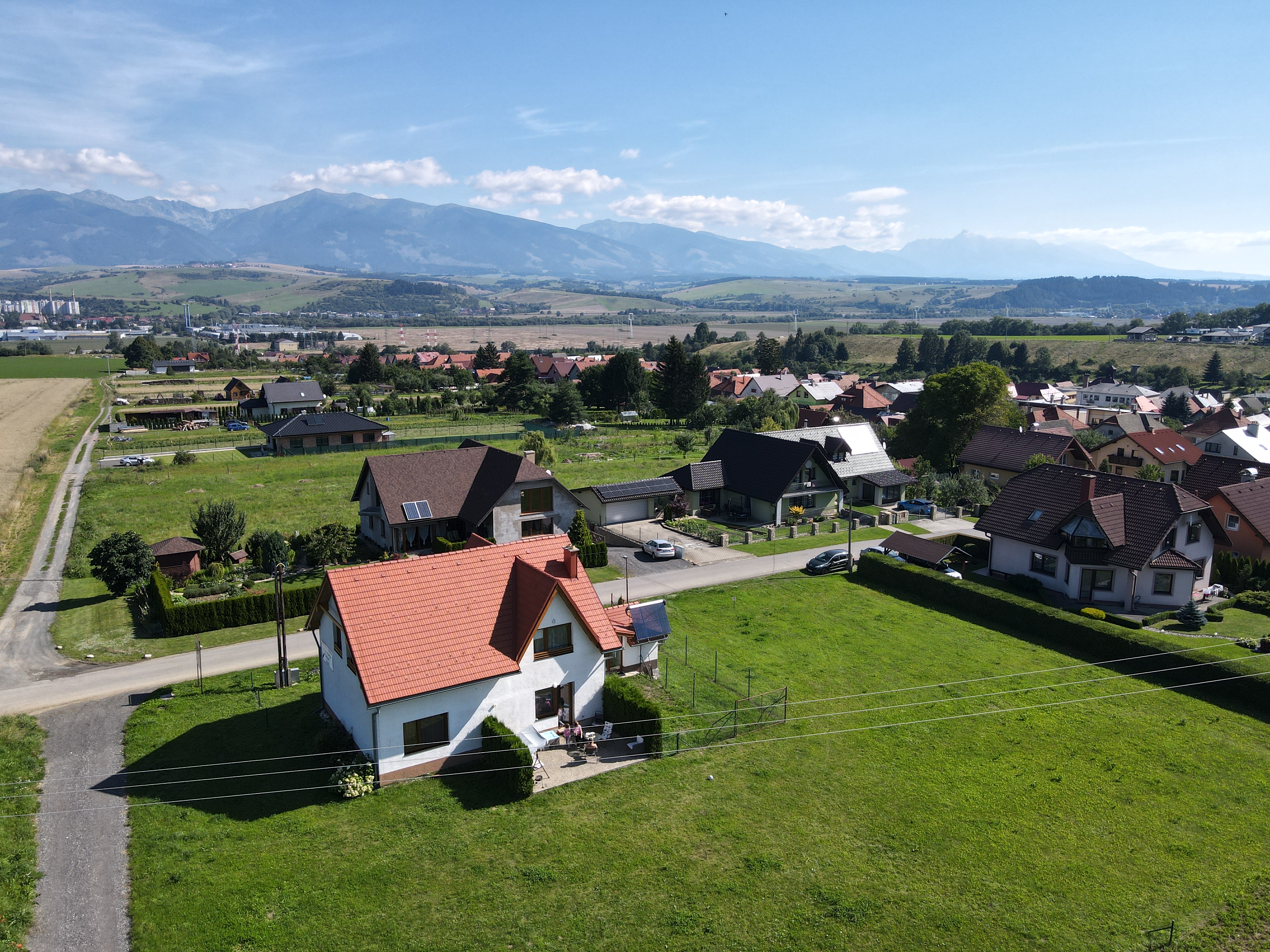 Pohľad na terasu a záhradu z výšky.